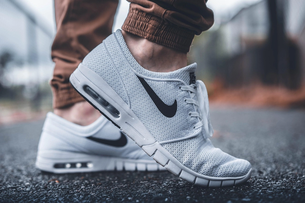 white-breathable-running-sneakers-street-style